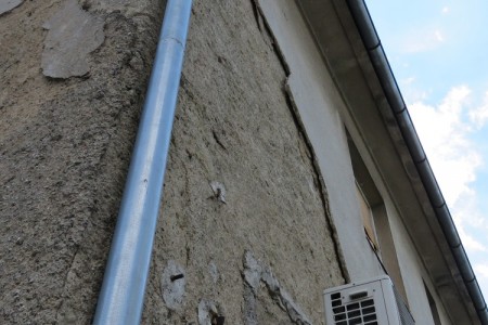 “Opasna” fasada u centru Gospića