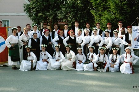 Folklorno društvo Otočac nastupa u Zadru