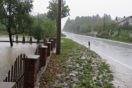 Lijepa naša Hrvatska:Iako ti je dvorište poplavljeno nemoš ništa jer stup mora biti tu gdje jest!!!
