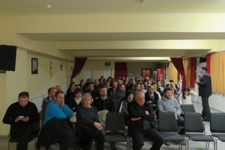 Fra Draženko Tomić održao odlično predavanje u sklopu Tribine četvrtkom u Pastoralnom centru župe Svetoga Josipa u Ličkom Osiku