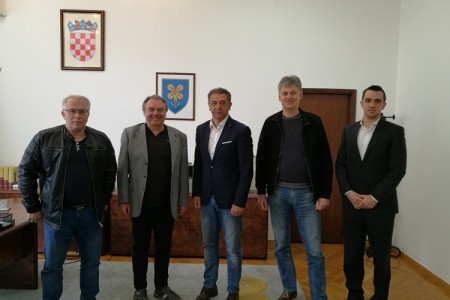 Župan Milinović primio tim koji se brine o glazbenoj karijeri senjskog Pavarottija Mateja Prpića
