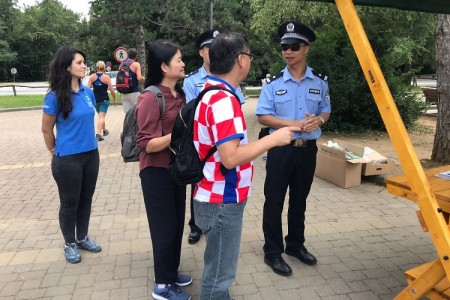 Kineski policajci zajedno s hrvatskim kolegicama na info punktu u NP Plitvička Jezera