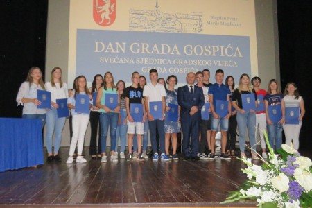 FOTO:najboljim  studentima i učenicima gradonačelnik Karlo Starčević dodijelio pohvalnice