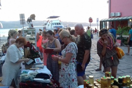 Lička seljačka tržnica privukla domaće i strane posjetitelje
