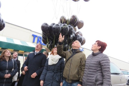 BRAVO MUŠKARCI: U Gospiću puštanjem balona u zrak iz muških ruku pokazano da nema tolerancije nasilju nad ženama