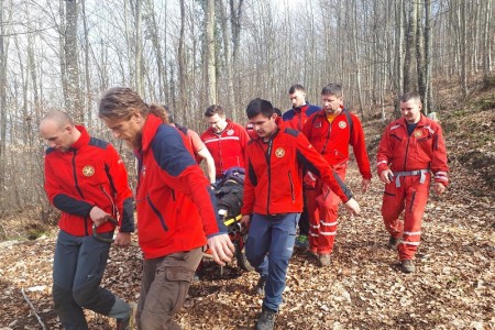 Brzom akcijom spašavatelja spašen drvosječa u šumskom predjelu Švice
