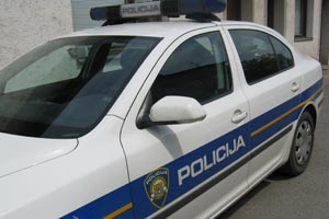 Pijani traktorist u Perušiću završio na “triježnjenju” u policiji