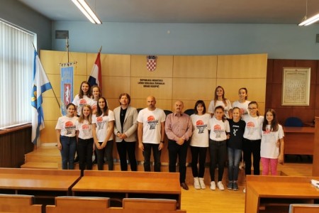 Mlade zvijezde Gospića, košarkašice ŽKK Gospić danas primio gradonačelnik Karlo Starčević sa suradnicima