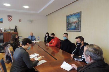 LIJEPO: Gradonačelnik Karlo Starčević i dalje volontira, od njegove plaće stipendiraju se studenti