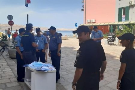 U Karlobagu zajedničke aktivnosti domaćih i stranih policijskih službenika za sigurnost u turizmu