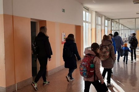 Kroz prihvatni centar za izbjeglice u Gospiću prošlo je 339 osoba, u gospićkoj školi nastavu pohađa 14 mladih Ukrajinaca
