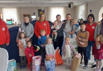 LIJEPO: Gospićki Crveni križ i Dječji vrtić darivali Ukrajince povodom Uskrsa