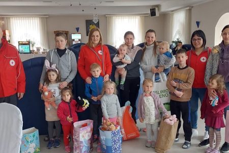 LIJEPO: Gospićki Crveni križ i Dječji vrtić darivali Ukrajince povodom Uskrsa