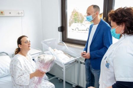 LIJEPO: župan Ernest Petry posjetio prvu ličku Ukrajinku, djevojčicu Daru rođenu u  Gospiću i njenu  majku