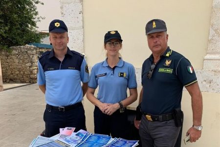 Policijski službenici iz triju zemalja savjetovali turiste u Novalji