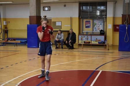 LIJEPO: hrvatska boksačka olimpijka Nikolina Ćaćić u Gospiću prezentirala boks