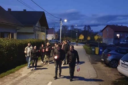 LIJEPO: stanovnici Vukovarske ulice u Gospiću paljenjem svijeća odali počast žrtvama Vukovara i Škabrnje