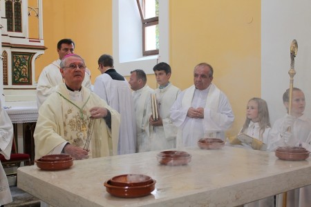 Blagoslov crkve i pučka veselica u Perušiću