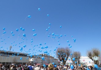 500 plavih balona “zaplavilo” plavo nebo iznad Gospića