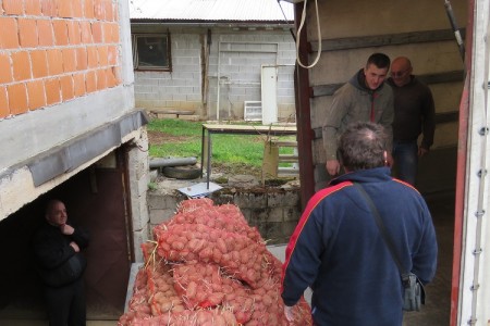 Josip Čorak iz Rastoke Caritasu donirao oko 9 tona krumpira