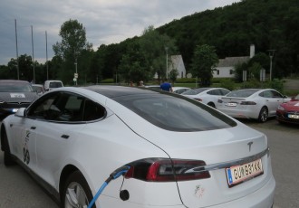 Karavana Tesla vozila danas svratila u svoje svetište, Teslinu rodnu kuću