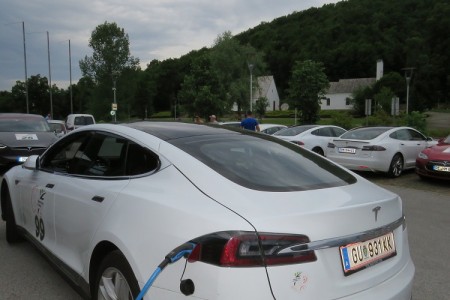 Karavana Tesla vozila danas svratila u svoje svetište, Teslinu rodnu kuću