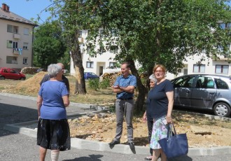 Sporna parkirališta u Ličkom Osiku za sada prekrivena frezanim asfaltom, no svi strepe od jesenskih kiša i zime