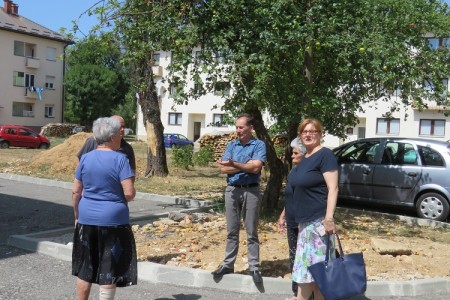 Sporna parkirališta u Ličkom Osiku za sada prekrivena frezanim asfaltom, no svi strepe od jesenskih kiša i zime