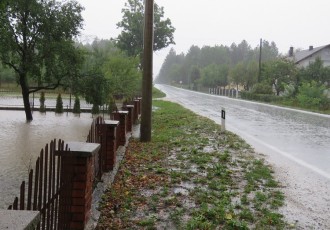 Lijepa naša Hrvatska:Iako ti je dvorište poplavljeno nemoš ništa jer stup mora biti tu gdje jest!!!