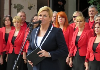 Danas će radni dan predsjednica Kolinda Grabar Kitarović započeti posjetom Širokoj Kuli, mjestu velike hrvatske žrtve i patnje u domovinskom ratu