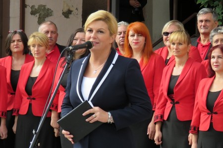 Danas će radni dan predsjednica Kolinda Grabar Kitarović započeti posjetom Širokoj Kuli, mjestu velike hrvatske žrtve i patnje u domovinskom ratu