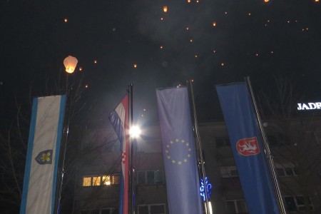 Neka nas večerašnja svjetlost iznad Gospića uputi na to da živimo u gradu bez podjela!!!