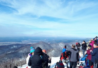 Otočki planinari iz društva Gromovača na zimskom usponu na Viševicu