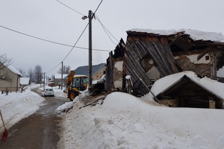 Ova stara kuća u Budaku nije izdržala teret snijega