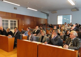Većina u županijskoj  skupštini izglasala da je za ravnatelja ŽUC-a dovoljna i viša škola uz 3 godine staža. Predsjednica skupštine Nada Marijanović bila suzdržana!!!!
