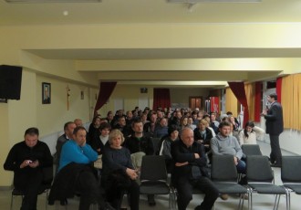 Fra Draženko Tomić održao odlično predavanje u sklopu Tribine četvrtkom u Pastoralnom centru župe Svetoga Josipa u Ličkom Osiku