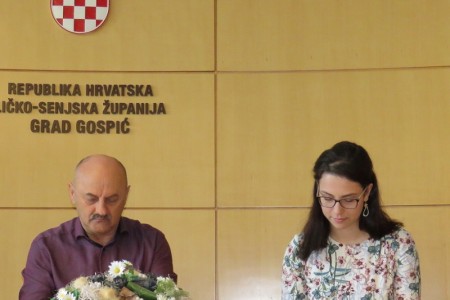 POHVALNO:Grad Gospić potpisao ugovore za  24 stipendije učenicima i studentima