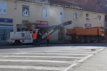 Počeli radovi na prometnici  u strogom centru Gospića  nakon čega će se vratiti stara regulacija prometa