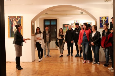 Gimnazijalci posjetili izložbu postavljenu u Muzeju Like povodom Uskrsa