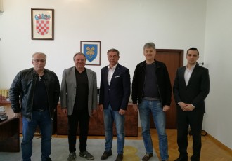 Župan Milinović primio tim koji se brine o glazbenoj karijeri senjskog Pavarottija Mateja Prpića