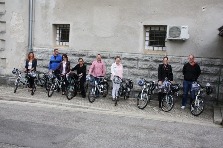 Ličko-senjska policija uručila devet bicikala osnovnim školama!!!