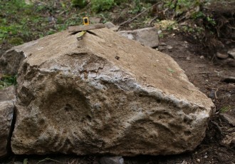 Još jedan dokaz povijesne važnosti naših krajeva, u Brušanima pronađen kameni poklopac rimske urne!!!