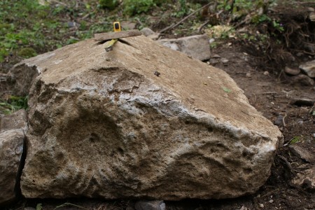 Još jedan dokaz povijesne važnosti naših krajeva, u Brušanima pronađen kameni poklopac rimske urne!!!
