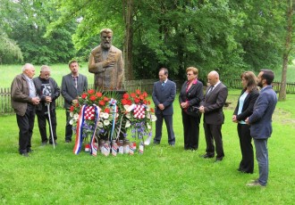 U spomen na rođendan Oca domovine dr.Ante Starčevića vijenac je položio i svijeću zapalio njegov prezimenjak i politički “nasljednik”, gradonačelnik Gospića Karlo Starčević