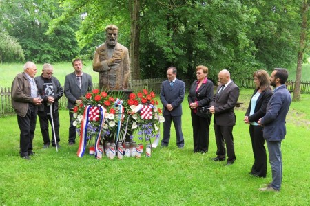 U spomen na rođendan Oca domovine dr.Ante Starčevića vijenac je položio i svijeću zapalio njegov prezimenjak i politički “nasljednik”, gradonačelnik Gospića Karlo Starčević