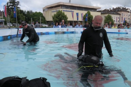 Više od 250 Gospićana na glavnom gradskom trgu tijekom dva dana zaronilo u plavo!!!