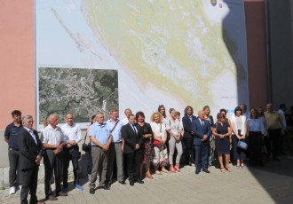 LIJEP POKLON ZA DAN GRADA: U Gospiću, na 42 kvadratna metra,  postavljen veliki kartozid Ličko-senjske županije!!!