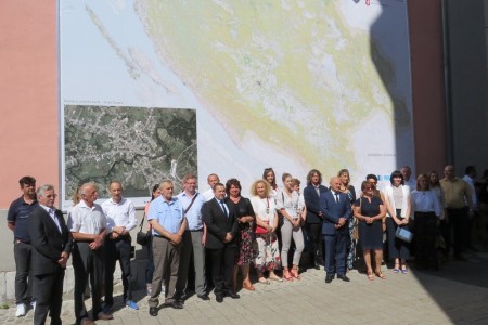 LIJEP POKLON ZA DAN GRADA: U Gospiću, na 42 kvadratna metra,  postavljen veliki kartozid Ličko-senjske županije!!!