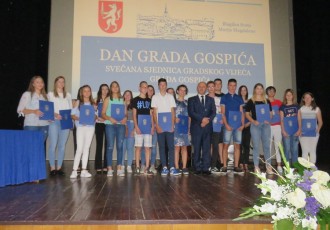 FOTO:najboljim  studentima i učenicima gradonačelnik Karlo Starčević dodijelio pohvalnice