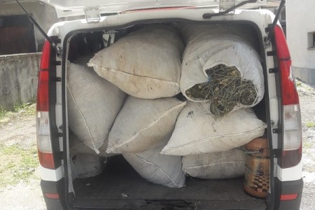 Po ličkim cestama švercaju se i ljudi i materijalna dobra, policija neki dan u kombiju pronašla 30 Pakistanaca, a danas više od 200 kilograma smilja